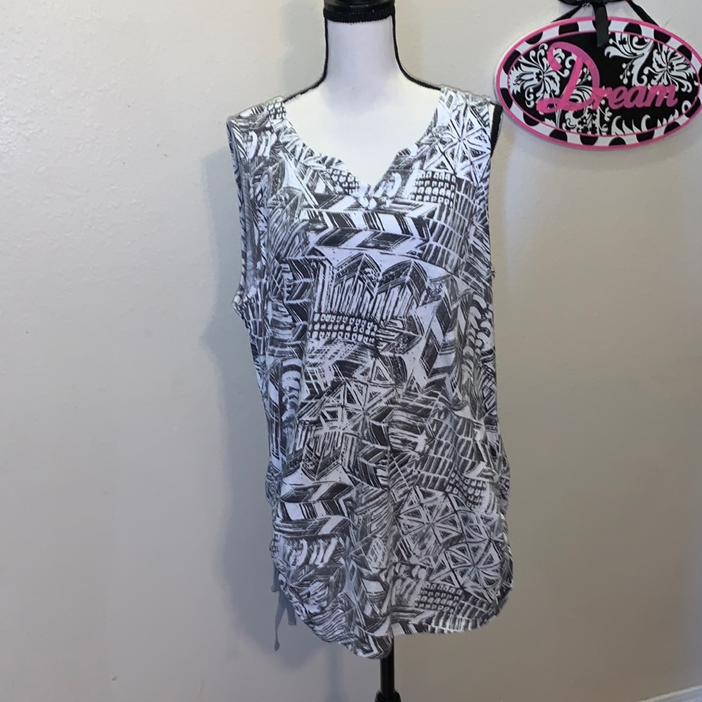 GVS black & white patterned sleeveless v-neck tunic top